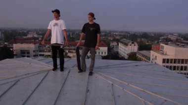 Çatıda kaykaycılar