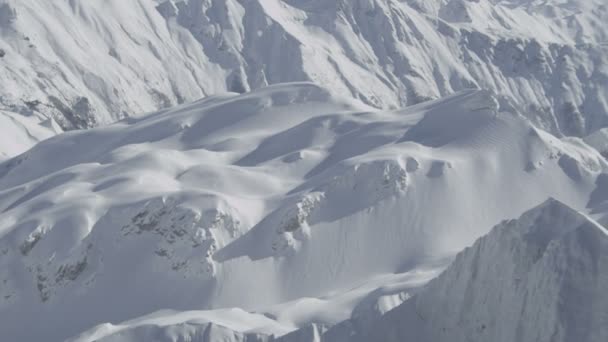 Montañas nevadas — Vídeos de Stock