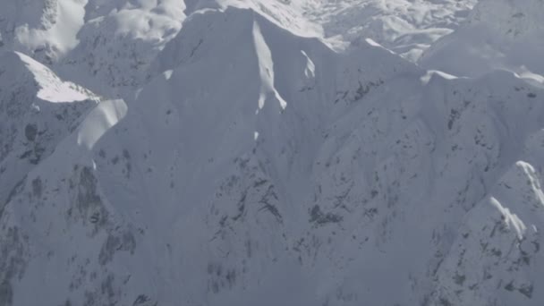 Montañas nevadas — Vídeos de Stock