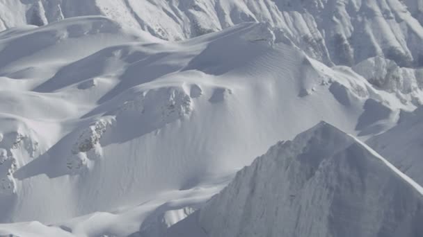 Montañas nevadas — Vídeos de Stock