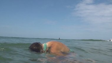 kadın sıçramasına su