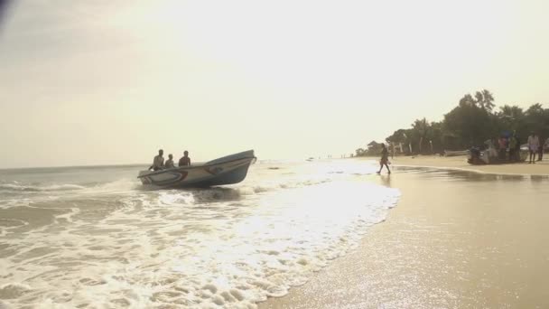 Boot landing op strand — Stockvideo