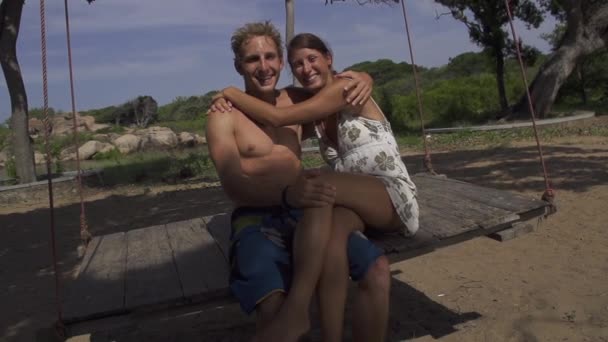 Couple hugging on swing — Stock Video