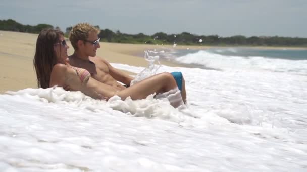 海岸に横になっているカップル — ストック動画
