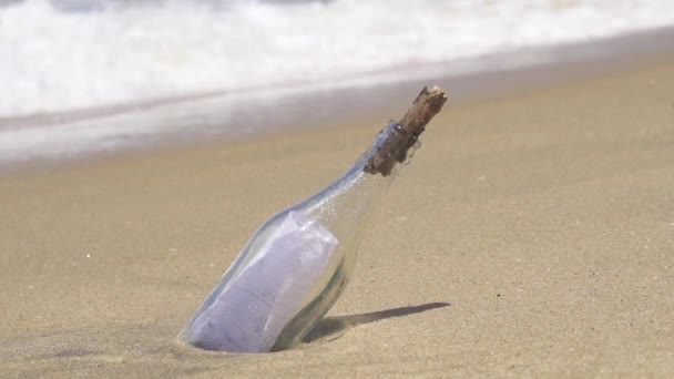 La personne trouve la bouteille — Video