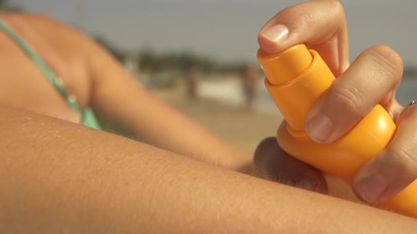 Vrouwelijke toepassen zonnebrandmiddelen — Stockvideo