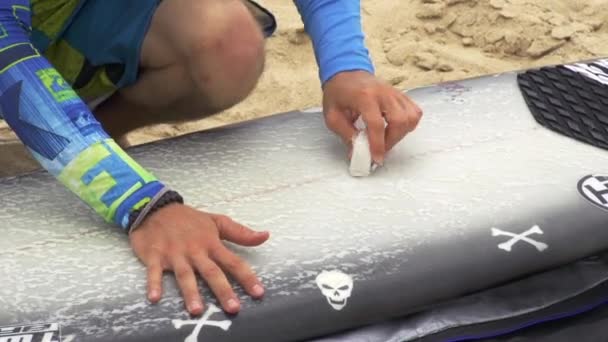 Surfista encerado tabla de surf — Vídeos de Stock