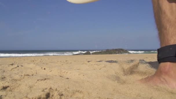 Бег по песчаному пляжу — стоковое видео