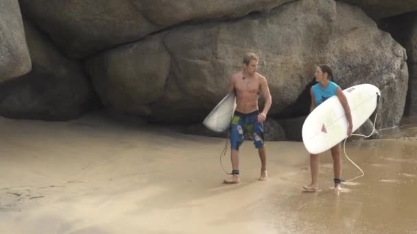 Surfistas falando sobre ondas — Vídeo de Stock