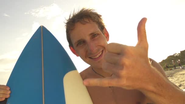 Uomo che mostra il surf segno — Video Stock