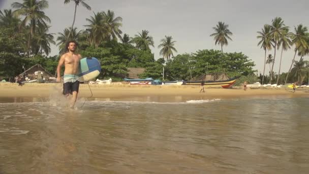 Surfer κωπηλασία από — Αρχείο Βίντεο