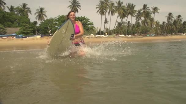 Surfer springt op surfplank — Stockvideo