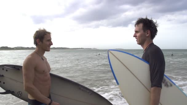 Surfistas altos cinco — Vídeo de Stock