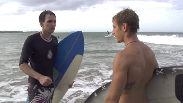 Surfistas punho colisão — Vídeo de Stock