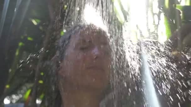 Kvinna duscha — Stockvideo