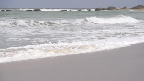 Golven op strand — Stockvideo