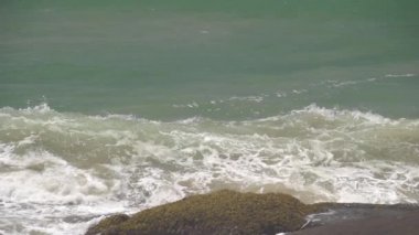 Dalgalar kayalara çarpıyor