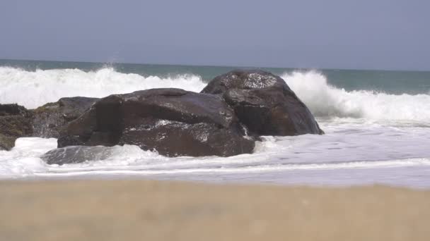 Ondas salpicando em rochas — Vídeo de Stock