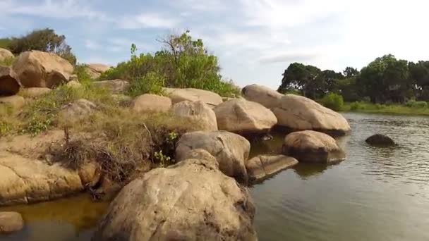 Kayalar ve nehir — Stok video