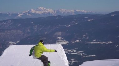 snowboard atlar toz kicker