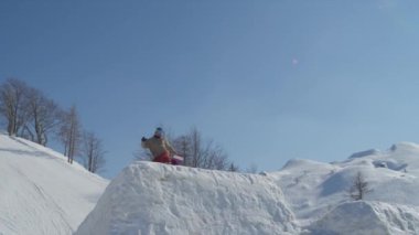 atlama snowboarder