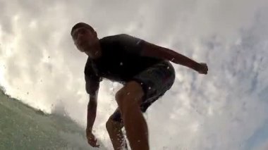 Surfer sörf büyük dalga