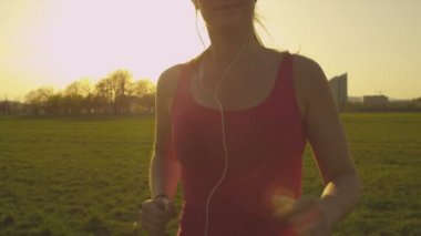 gün batımında koşucu