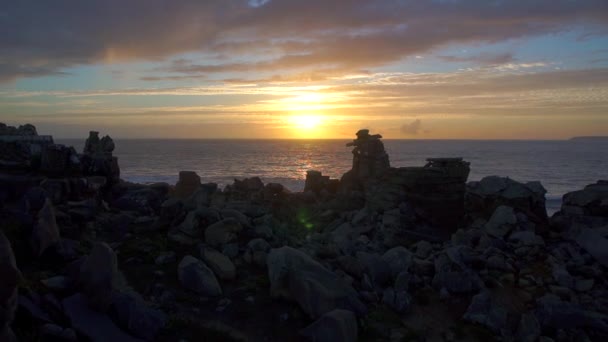 Costa rochosa ao pôr-do-sol — Vídeo de Stock