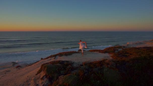 Mujer haciendo yoga — Vídeos de Stock