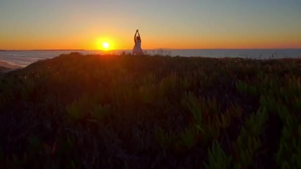 Mujer haciendo yoga — Vídeo de stock