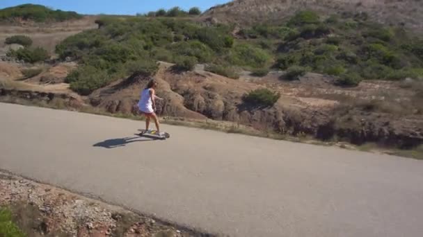 Vrouw longboarding — Stockvideo