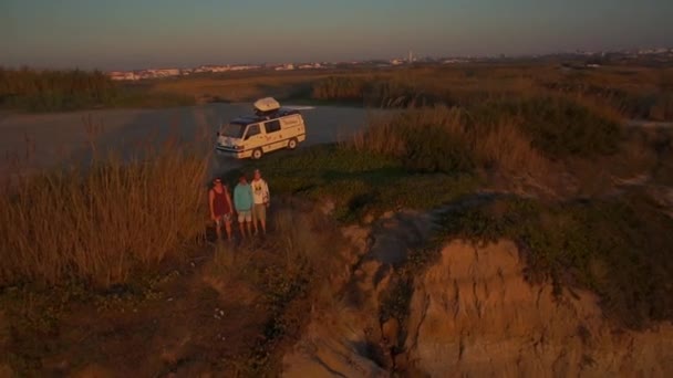 Gente mirando atardecer — Vídeos de Stock