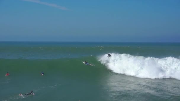 Surfing big breaking wave — Stock Video