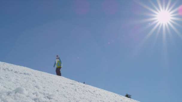 Snowboarder rocía nieve — Vídeos de Stock