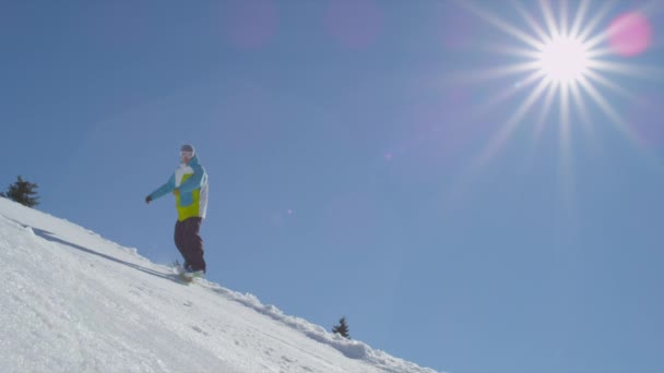 Saltos snowboarder — Vídeo de stock
