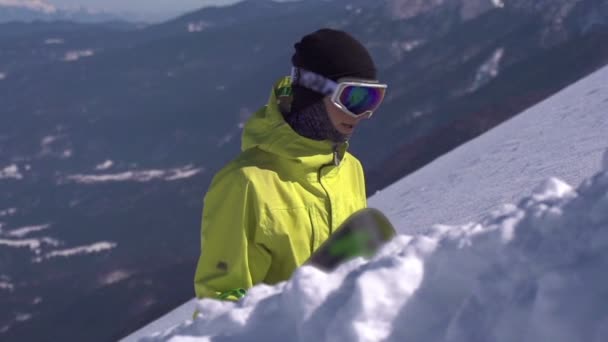 Snowboarder hiking uphill — Stock Video