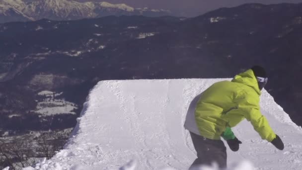 Snowboarder en caja de arco iris — Vídeos de Stock