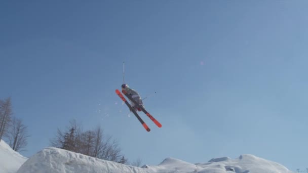 Freestyle-Skifahrer — Stockvideo