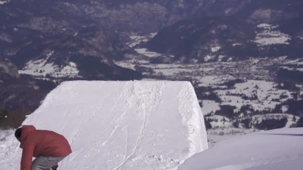 Snowboarder salta polvo kicker — Vídeo de stock