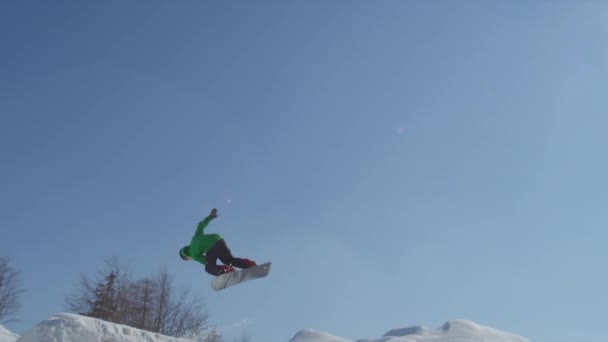 Snowboarder does trick — Stock Video