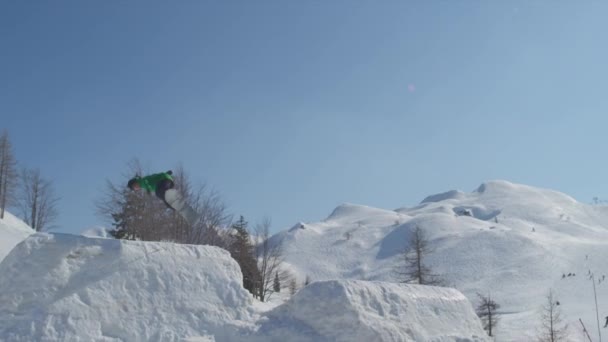 Snowboardista snowboardový park — Stock video