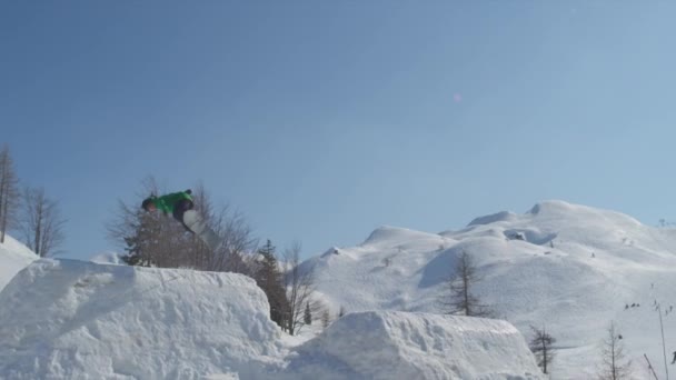 Snowboarder in snowboard park — Stock Video