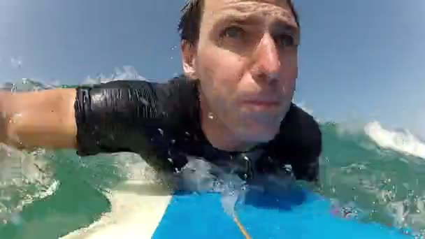 Man wavesurfing — Stockvideo