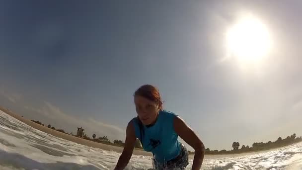 Surfer girl paddling — Stock Video