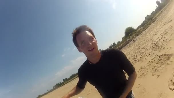 Surfer running into ocean — Αρχείο Βίντεο