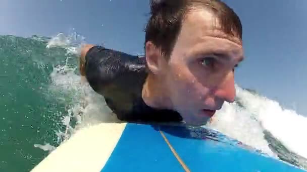 Człowiek wavesurfing — Wideo stockowe