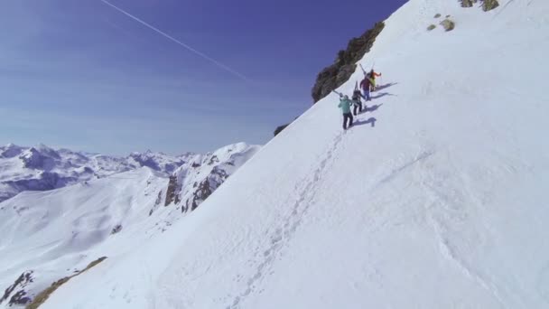Esquiadores caminhando subida — Vídeo de Stock