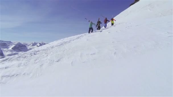 Esquiadores trekking cuesta arriba — Vídeo de stock