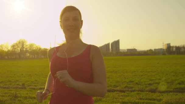 Jogger bij zonsondergang — Stockvideo