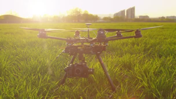 Propellers spinnen op drone — Stockvideo